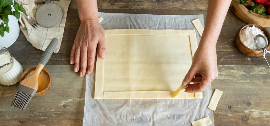 Tarta de hojaldre, nata y fresas