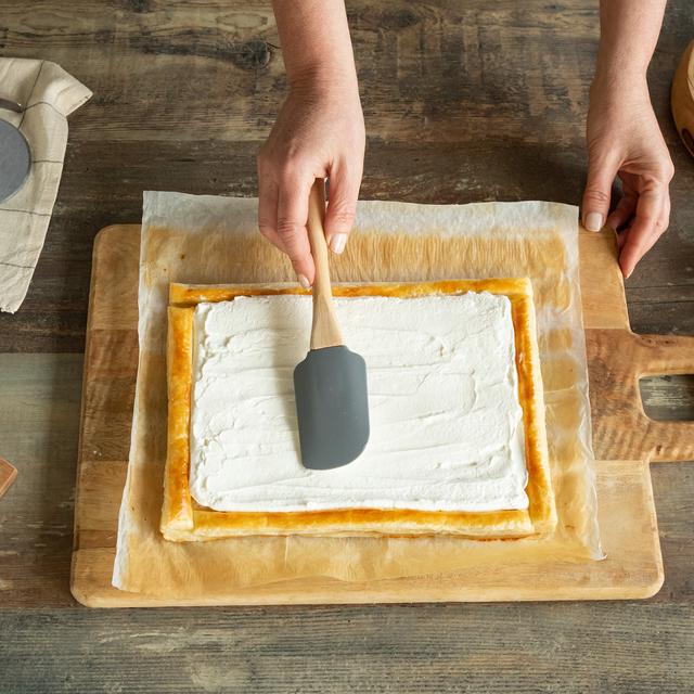 Tarta de hojaldre, nata y fresas