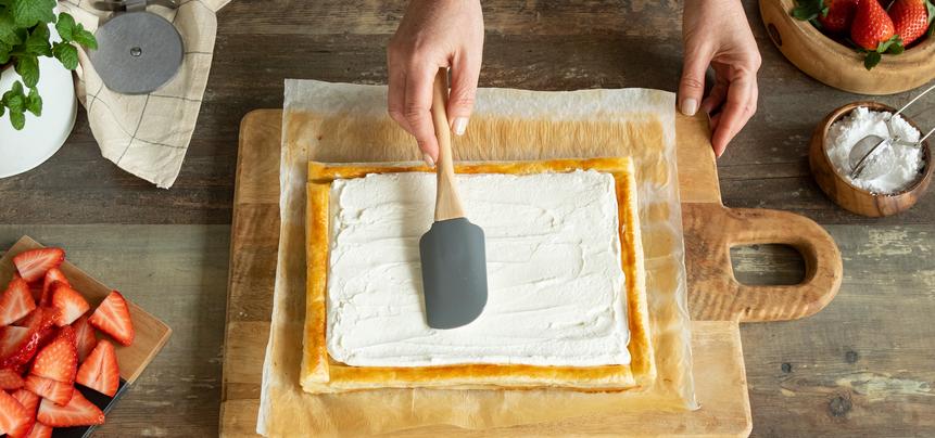Tarta de hojaldre, nata y fresas