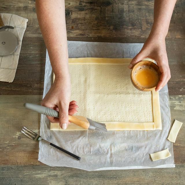 Tarta de hojaldre, nata y fresas