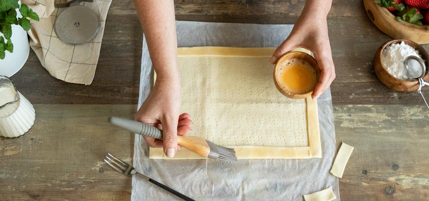 Tarta de hojaldre, nata y fresas