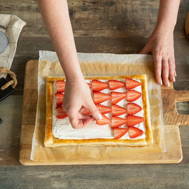 Tarta de hojaldre, nata y fresas