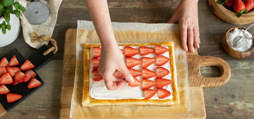 Tarta de hojaldre, nata y fresas