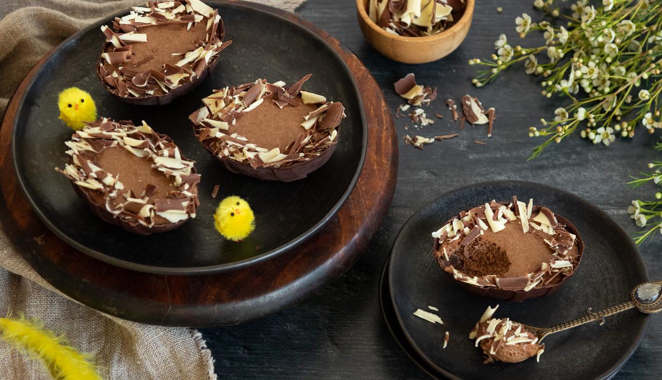 Huevos de pascua rellenos de mousse de chocolate con leche