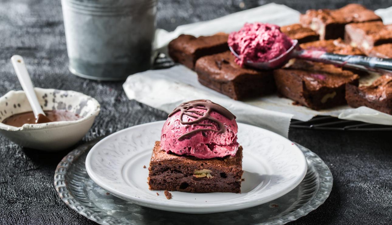 Brownie con helado de queso cremoso y frutos rojos con Thermomix®(TM6, TM5, TM31)