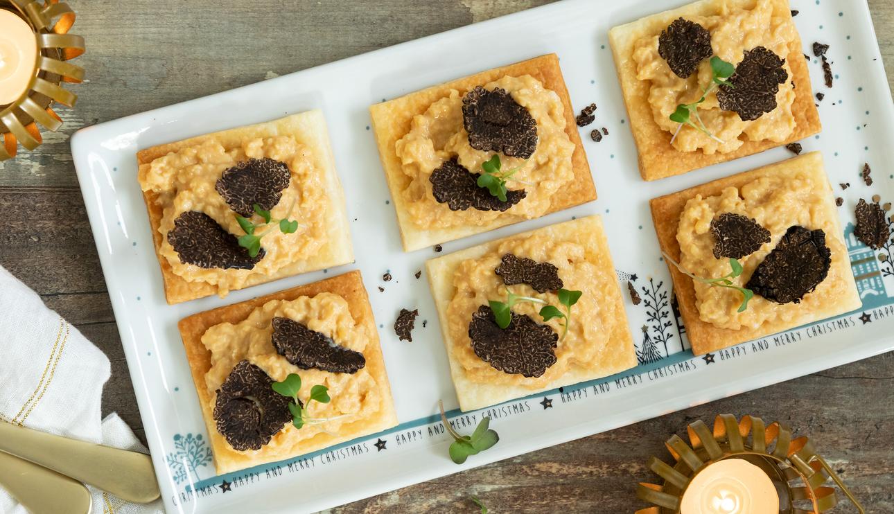 Canapés con huevos revueltos y trufa