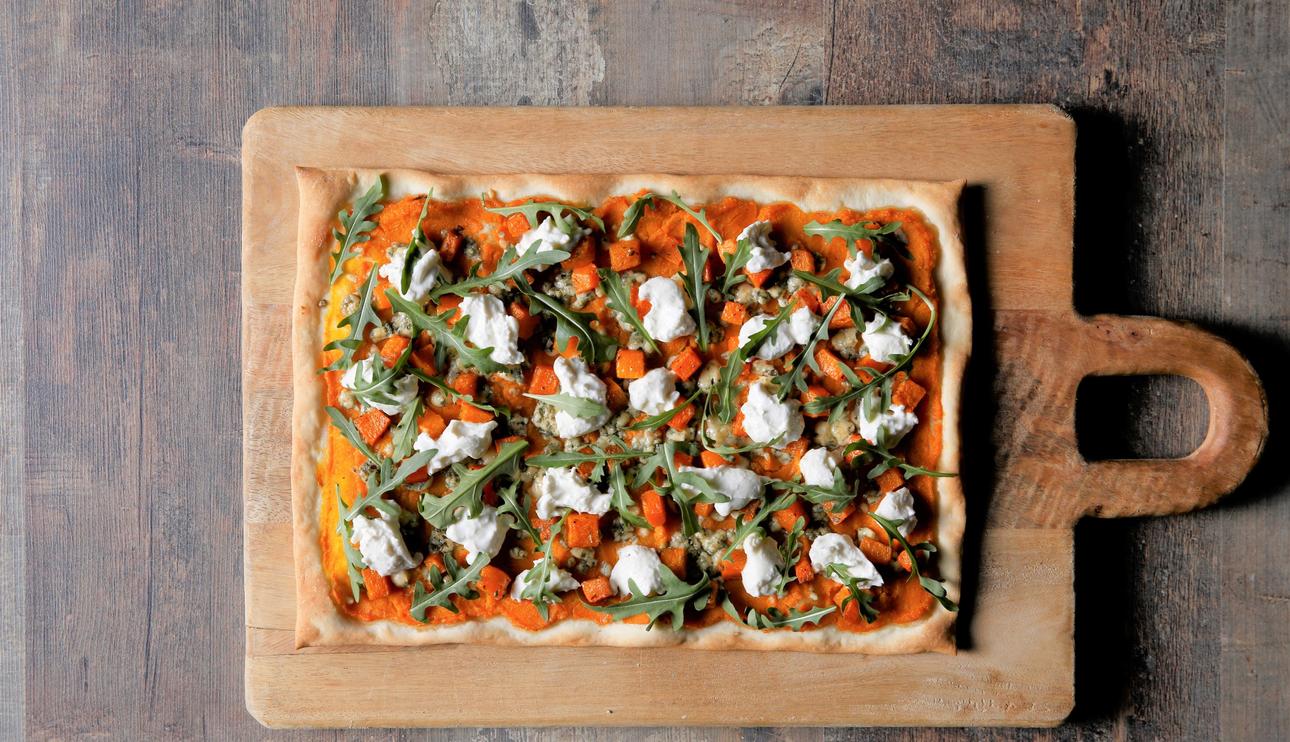 Pizza con calabaza, burrata y queso azul