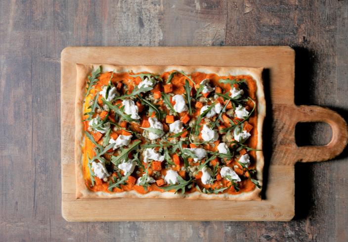Pizza con calabaza, burrata y queso azul