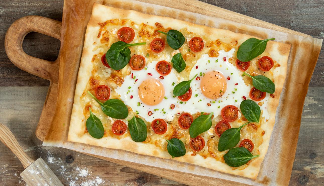 Pizza de queso de cabra y espinacas con huevo