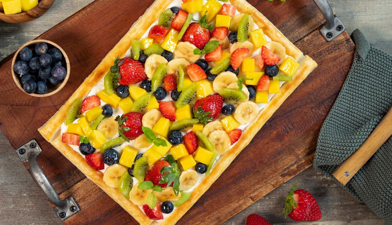 Tarta de hojaldre y nata con frutas