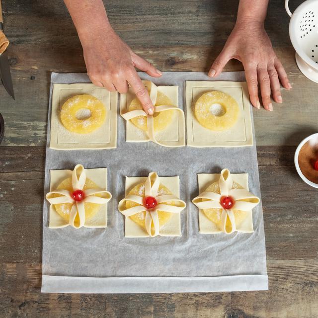 Mini tartas de piña con hojaldre