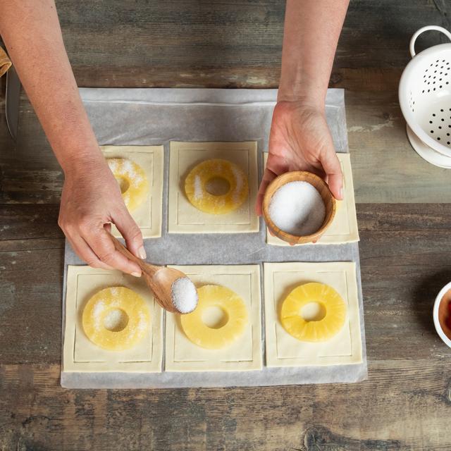 Mini tartas de piña con hojaldre