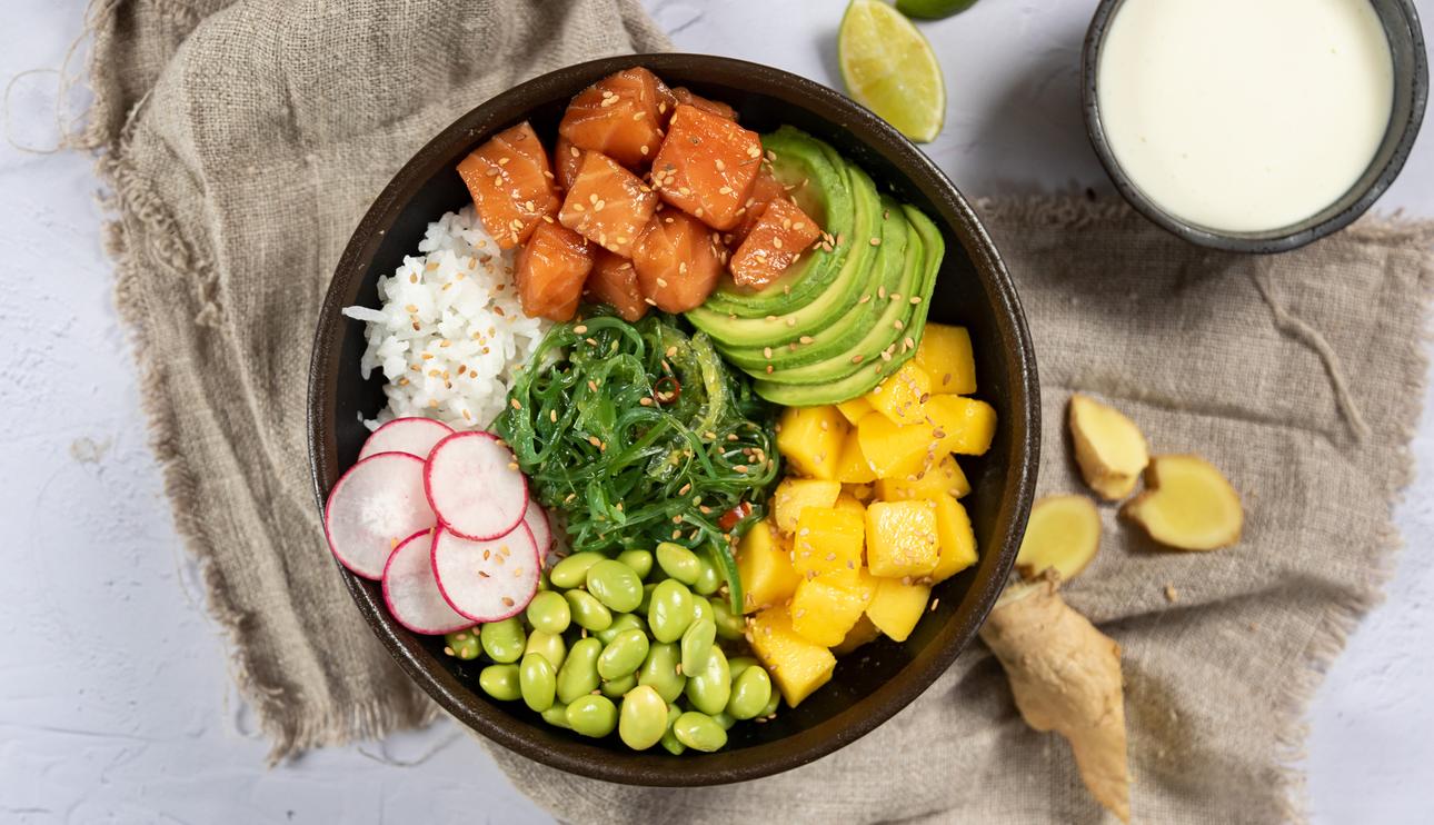 Poke de salmón y salsa de jengibre