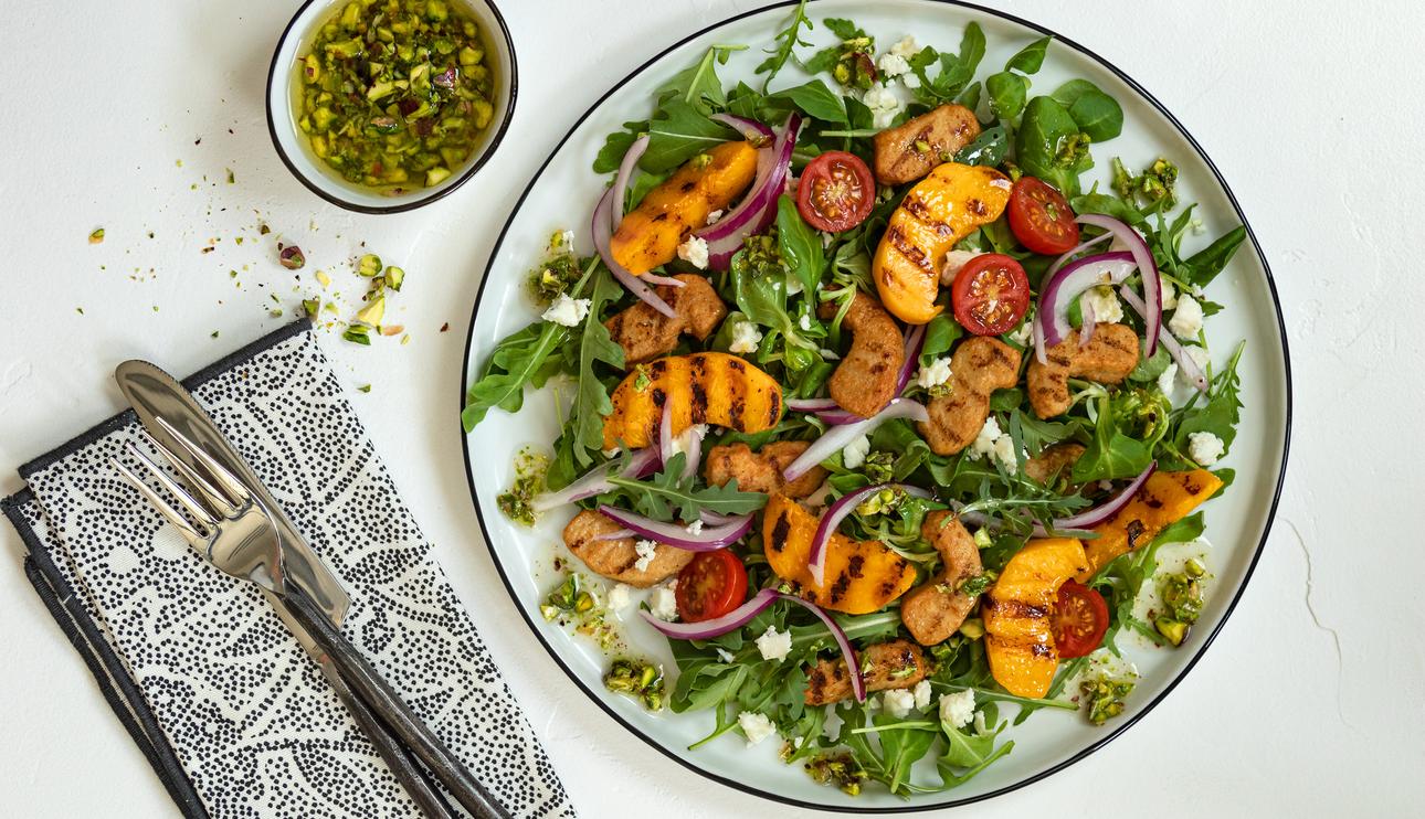 Ensalada de bocaditos con melocotón y vinagreta de pistachos