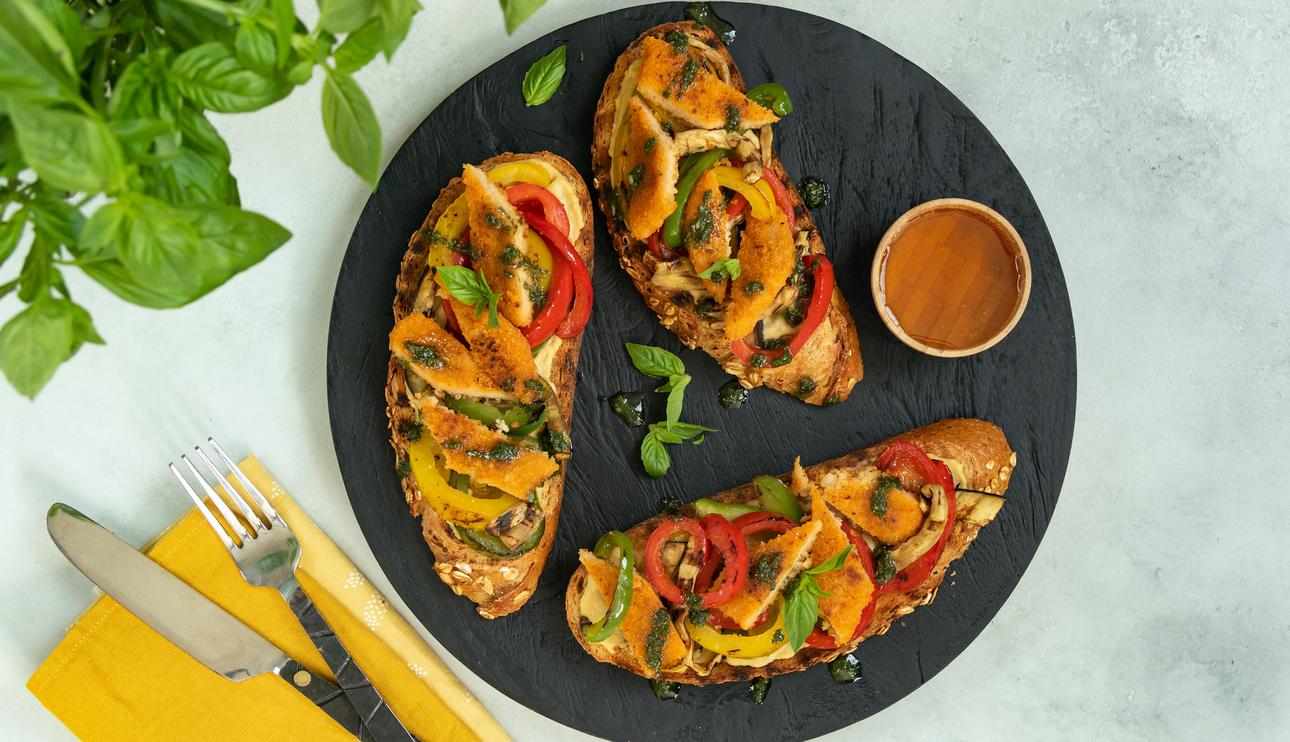 Tosta de empanado con verduras, miel y aceite de albahaca