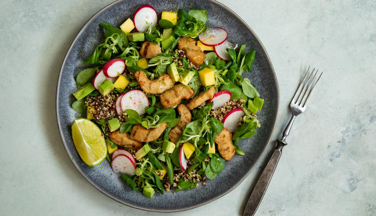 Ensalada de bocaditos con quinoa y mango