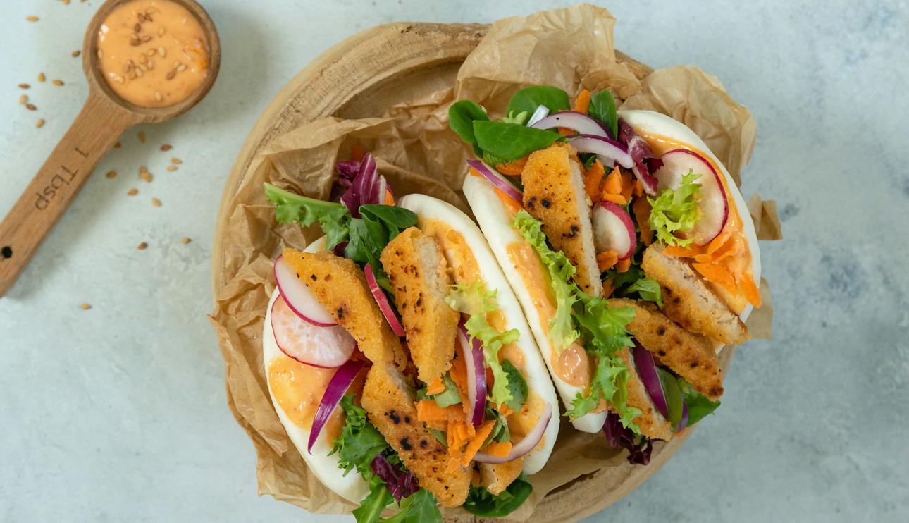 Pan bao con nuggets  veganos, verduras y mayonesa de sriracha