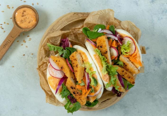 Pan bao con nuggets  veganos, verduras y mayonesa de sriracha