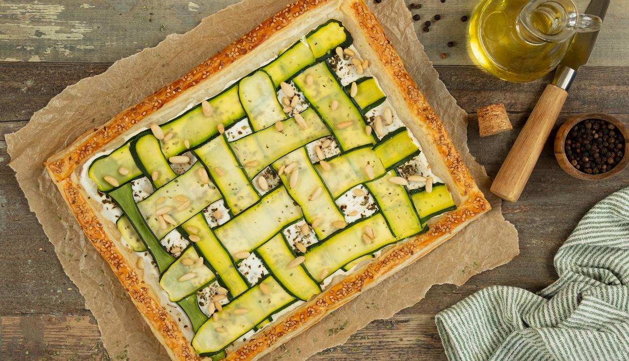 Hojaldre de calabacín, queso ricotta y piñones