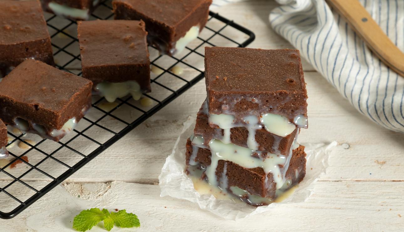 Brownie relleno de leche condensada