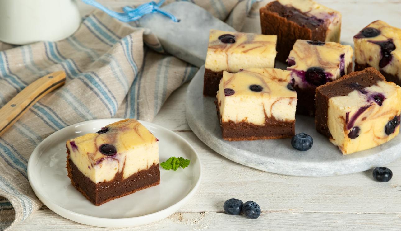Cheesecake brownie de leche condensada y arándanos