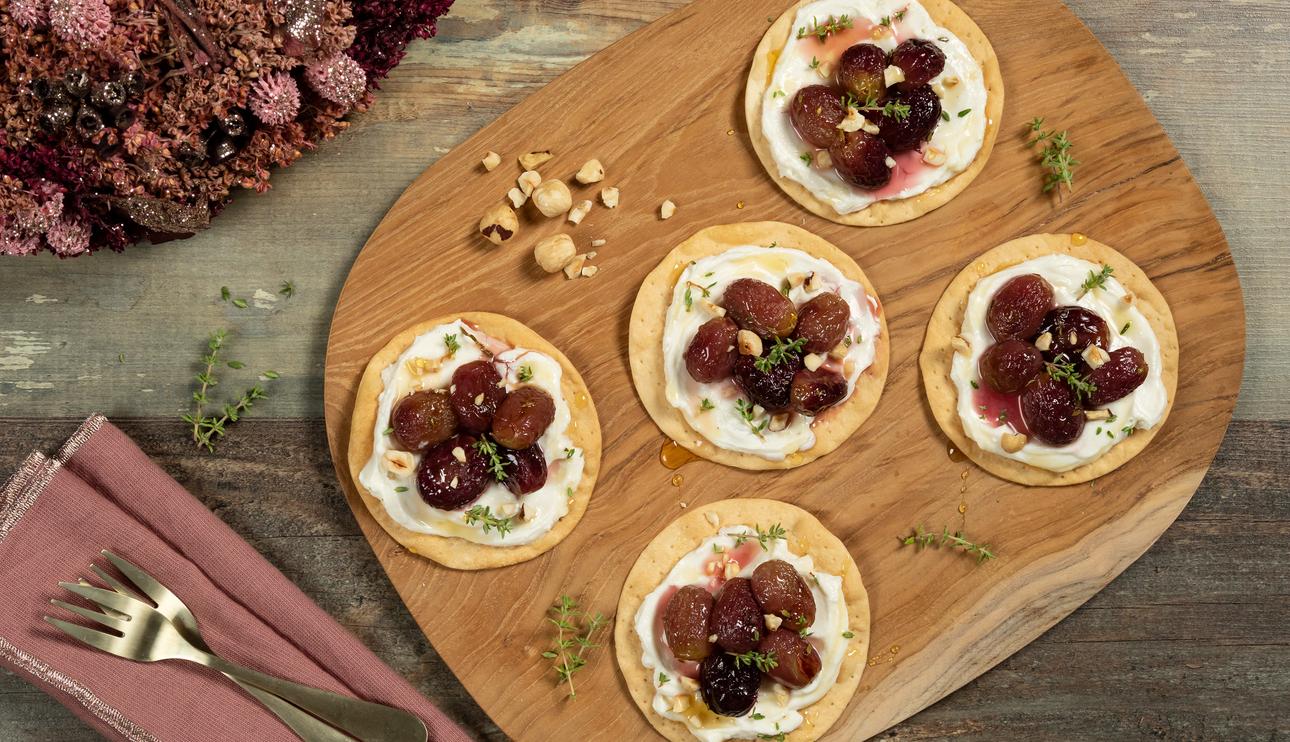 Montaditos de cremoso de queso con uvas asadas, miel y tomillo