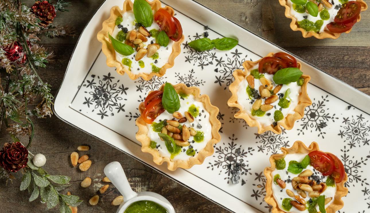 Tartaletas con stracciatella de burrata, pesto y piñones