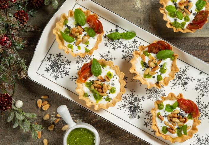 Tartaletas con stracciatella de burrata, pesto y piñones