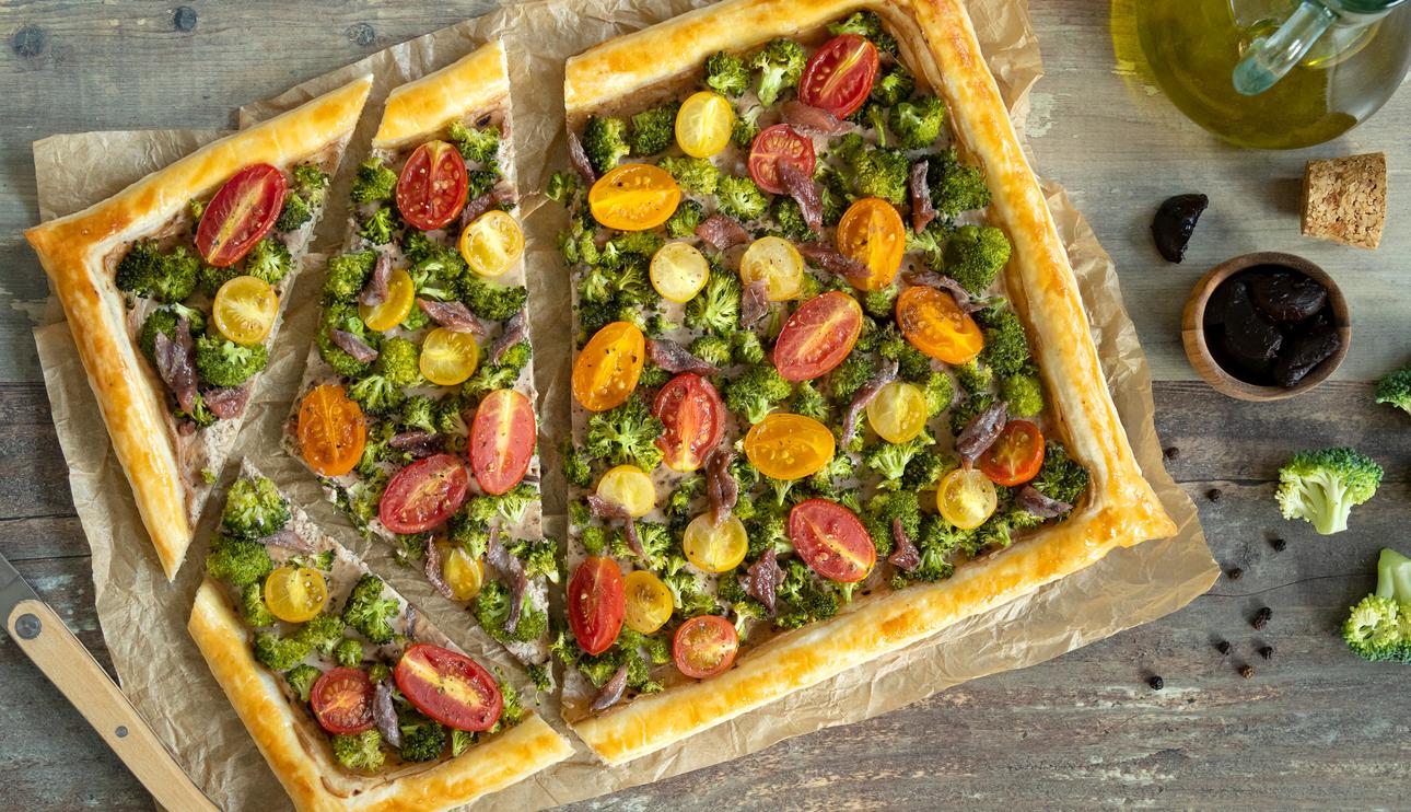 Tarta de hojaldre con brócoli, cherrys, anchoas y ajo negro
