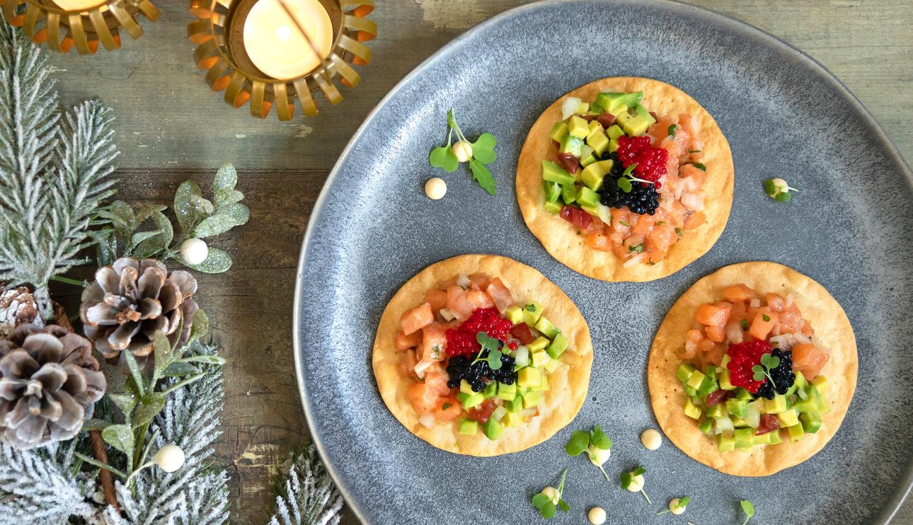 Montaditos de tartar de salmón con aguacate