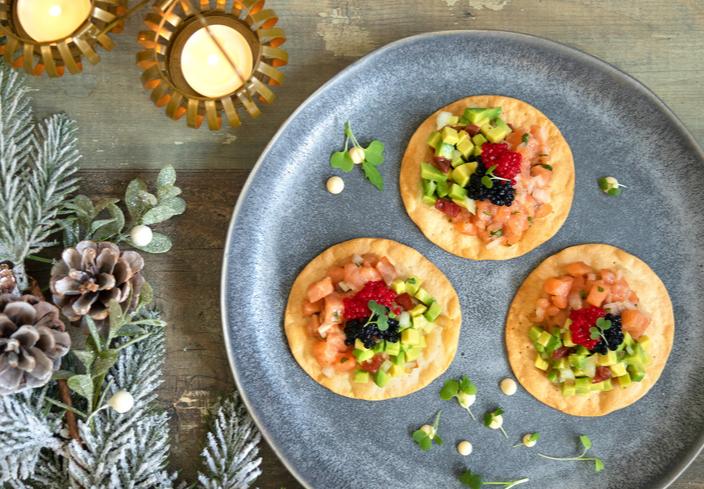 Montaditos de tartar de salmón con aguacate
