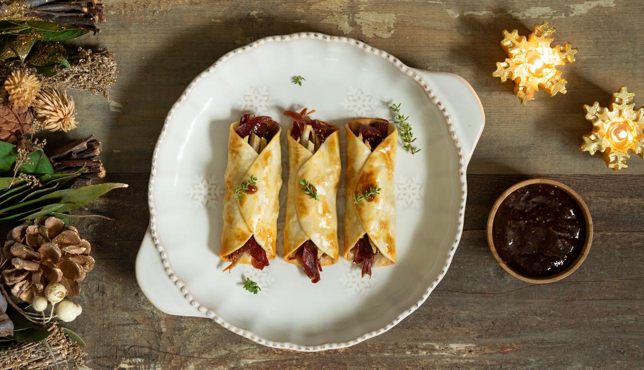 Rollitos de confit de pato con pera y mermelada de higos