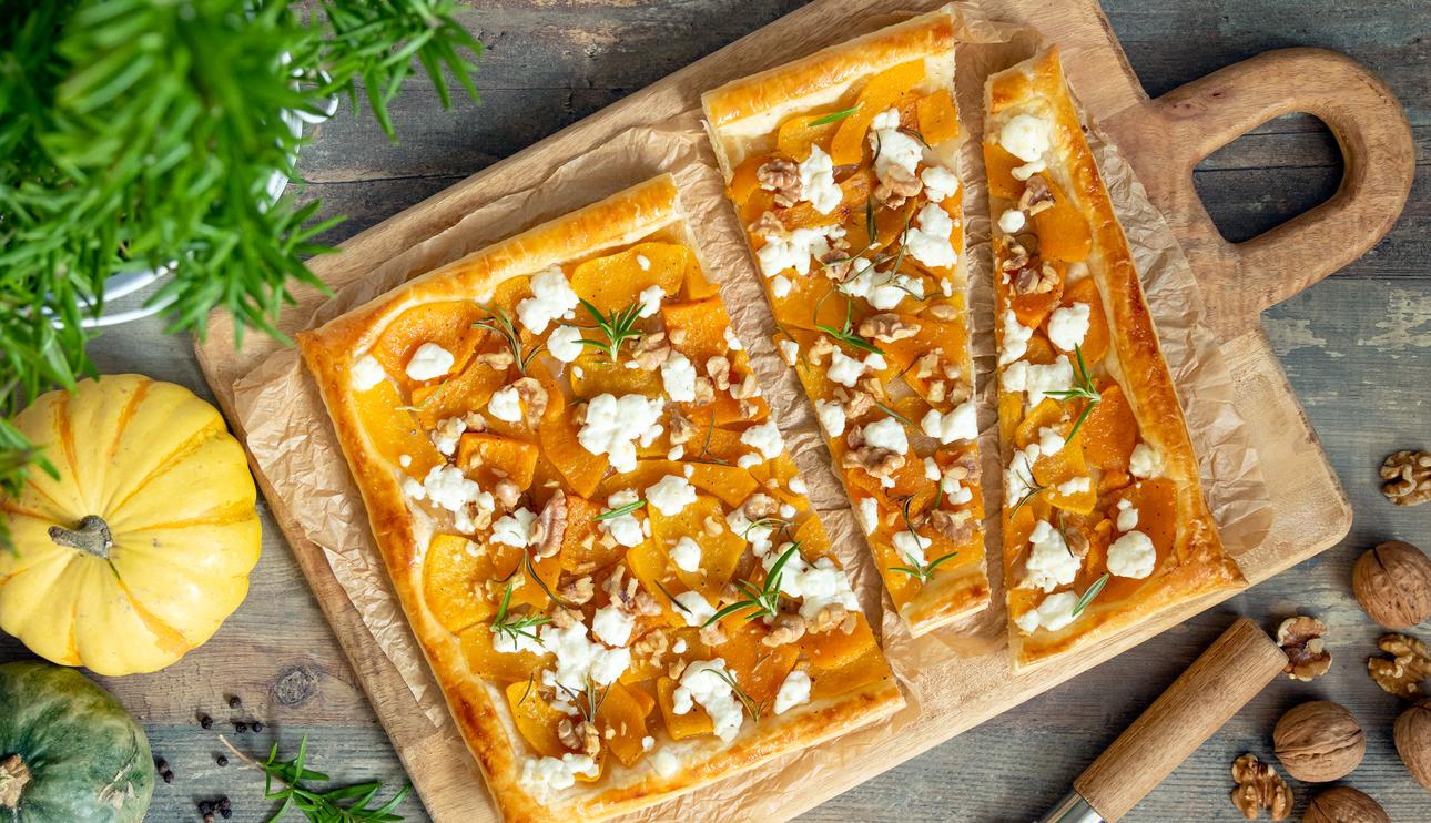 Tarta de hojaldre con calabaza, queso de cabra, cebolla caramelizada y romero