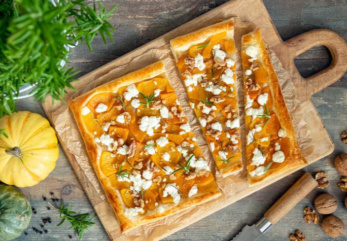 Tarta de hojaldre con calabaza, queso de cabra, cebolla caramelizada y romero