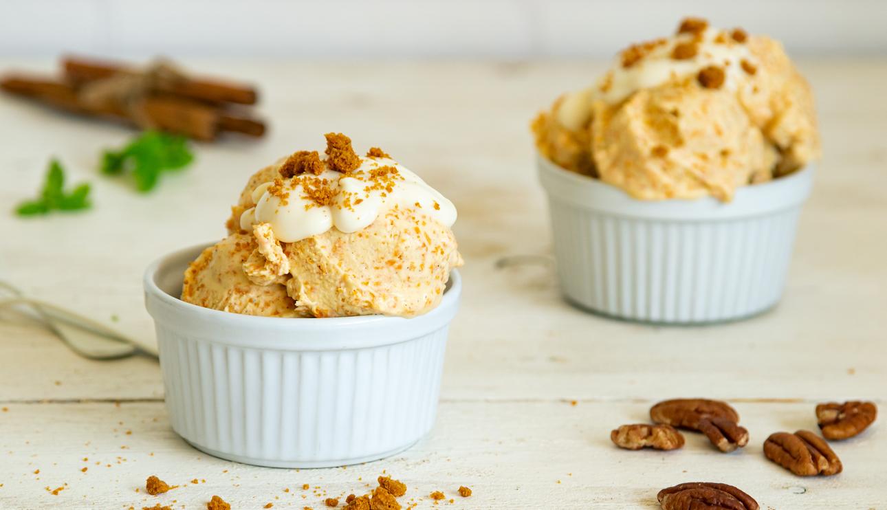 Helado carrot cake con sirope de queso