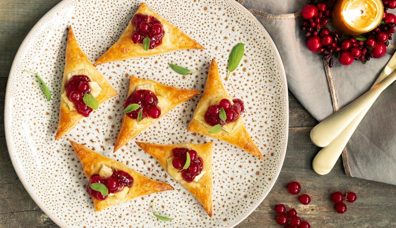 Canapés con queso brie y frutos rojos