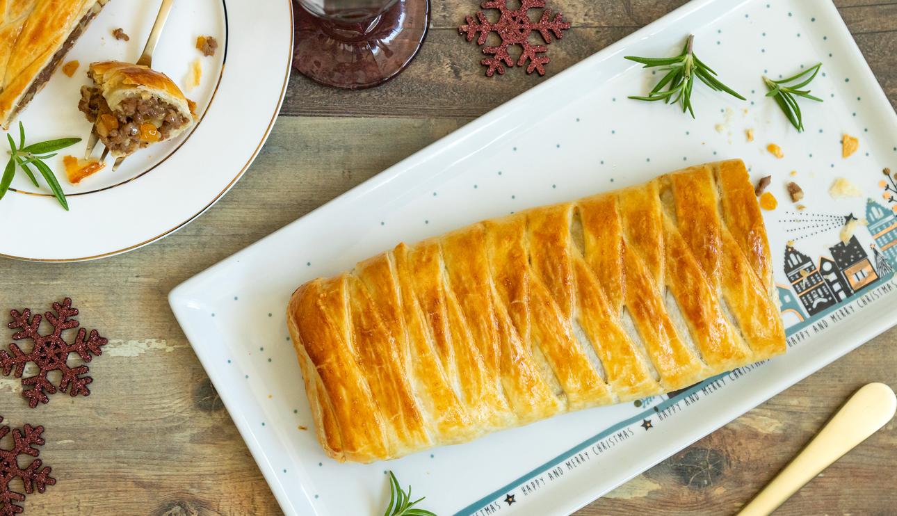 Trenza de hojaldre rellena de carne para Navidad