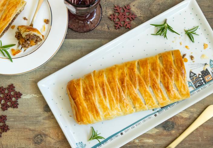 Trenza de hojaldre rellena de carne para Navidad