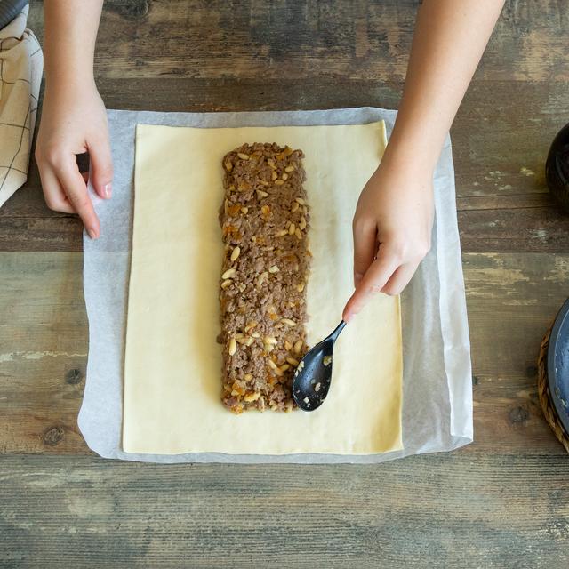 Trenza de hojaldre rellena de carne para Navidad
