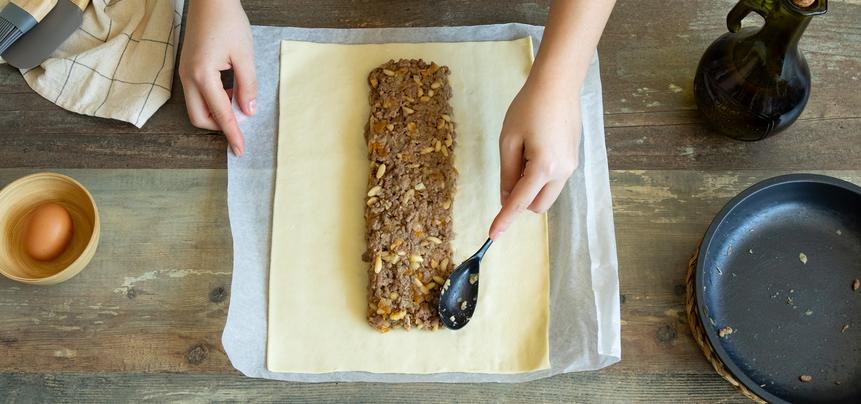 Trenza de hojaldre rellena de carne para Navidad
