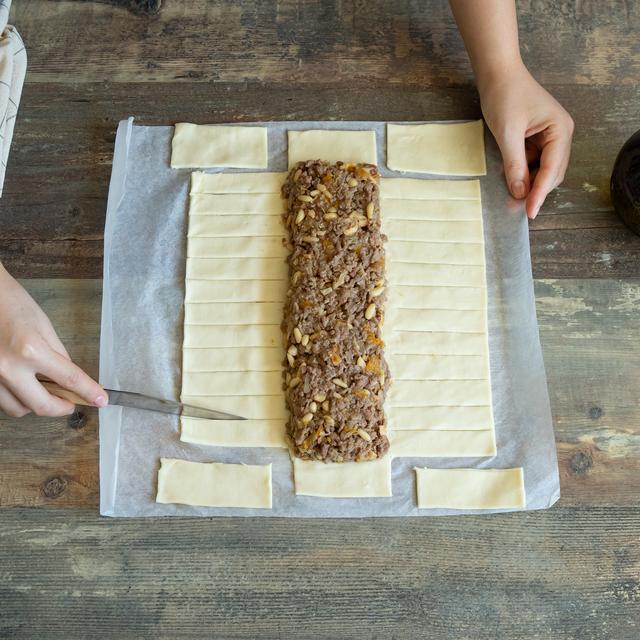 Trenza de hojaldre rellena de carne para Navidad