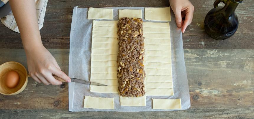Trenza de hojaldre rellena de carne para Navidad