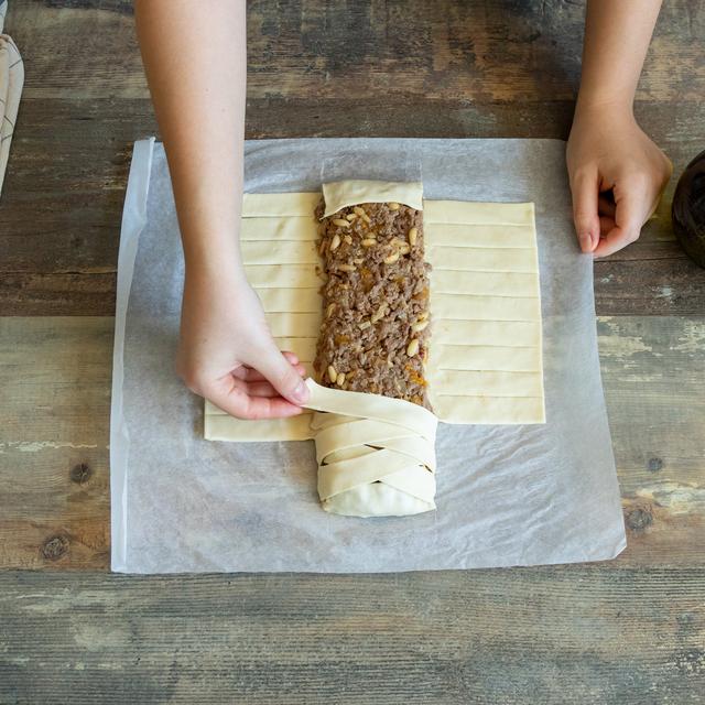 Trenza de hojaldre rellena de carne para Navidad