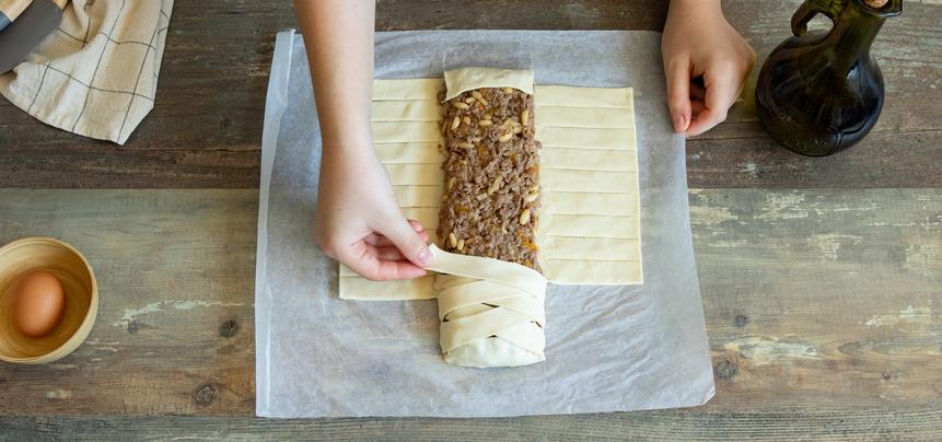 Trenza de hojaldre rellena de carne para Navidad