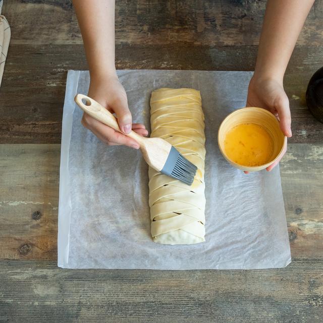 Trenza de hojaldre rellena de carne para Navidad