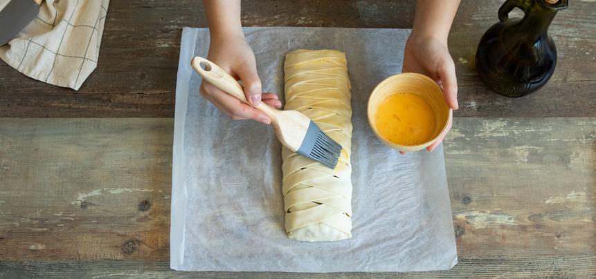 Trenza de hojaldre rellena de carne para Navidad