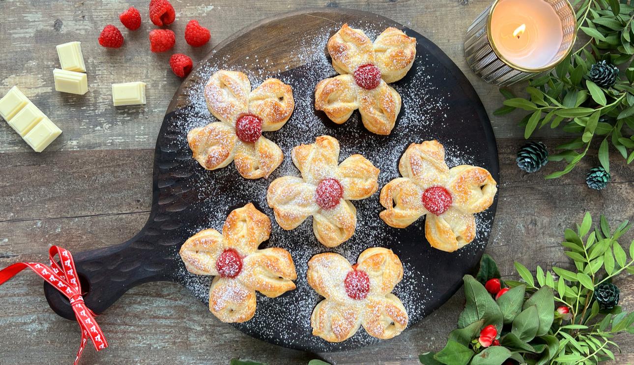 Flores de hojaldre con chocolate y frambuesa