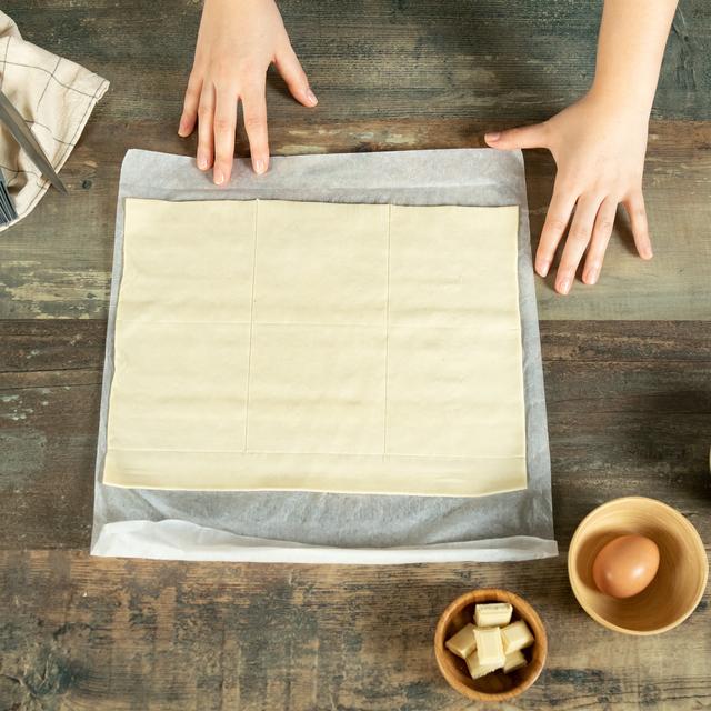 Flores de hojaldre con chocolate y frambuesa