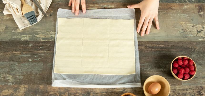 Flores de hojaldre con chocolate y frambuesa