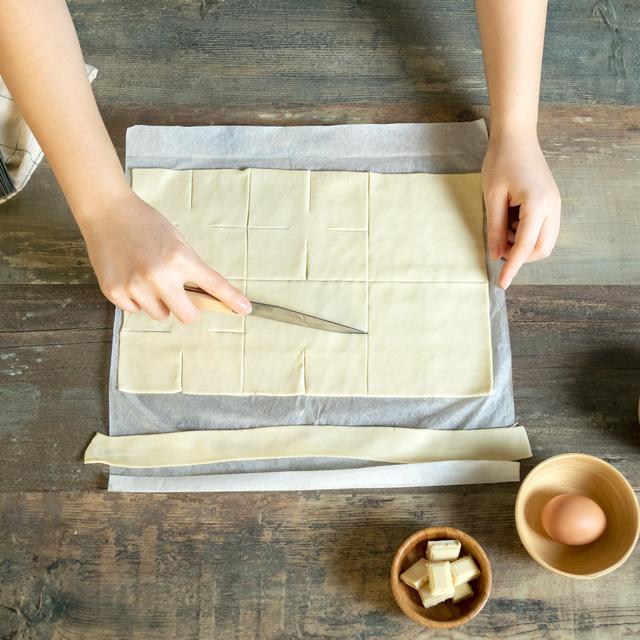 Flores de hojaldre con chocolate y frambuesa